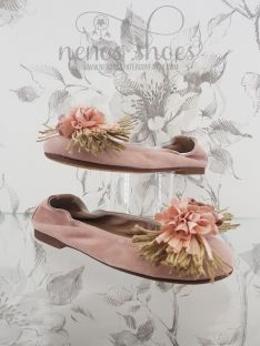 Bailarina Papanatas ante rosa