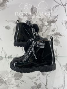 Botas Clarys lazo y pompones 2