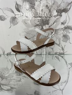Sandalias Landos charol onditas 2
