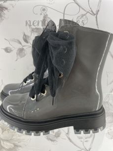 Botas Eli charol gris y lazo 2